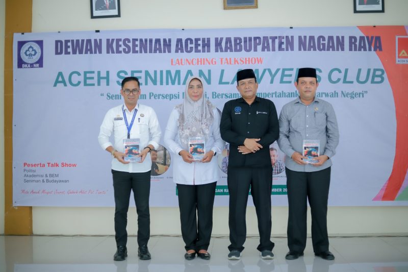 Ketua DKA Kabupaten Nagan Raya, Faisal A Qubsy, ST juga menyerahkan Buku Karya DKA kepada Pj Bupati Fitriany Farhas, Kepala Disbudparpora, Fariky dan Anggota DPRK setempat, Teuku Rasyid. [Dok : Istimewa]