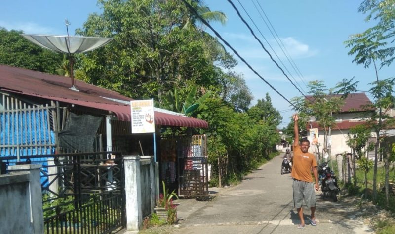 Warga menunjukkan kabel listrik menjuntai 