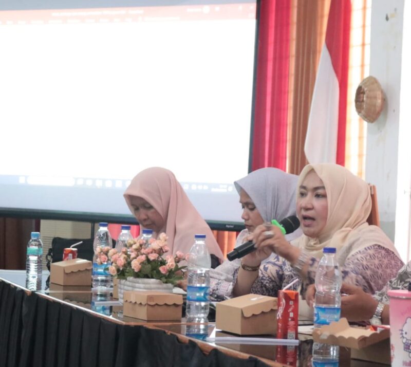 Kepala Dinas Kesehatan Aceh Besar Anita memimpin pertemuan koordinasi lintas program dan lintas sektor, bertempat di Aula Dekranasda Gampong Gani, Ingin Jaya, Aceh Besar, Jumat (31/05/2024).
FOTO/MC ACEH BESAR