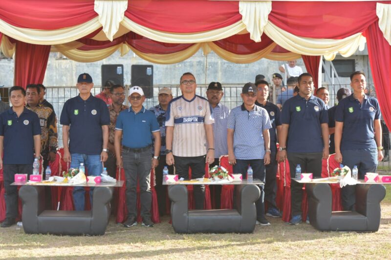 Pj. Sekda Aceh, Azwardi AP yang diwakili Pj. Walikota Sabang, Drs. Reza Fahlevi membuka sekaligus menendang Bola Pertama pada Pembukaan Liga PamongTurnamen Bola Kaki IKPTK Aceh Tahun 2024 Dalam Rangka HUT Kota Sabang Ke 59 di Lapangan Sabang-Mauroke, Gampong imeule, Kecamatan Suka Jaya, Sabang, Kamis, 6/6/2024.

Jam. 16.30 sd 18.30