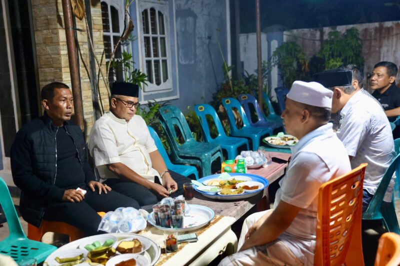 Penjabat Gubernur Aceh, Bustami, SE, M.Si.,bersama Ketua DPRA, Zulfadhli, A.Md, melakukan takziah ke rumah Almarhum Syarbaini Ben Tgk H.Ishak, ayah Mertua Kamarruddin Abubakar (Abu Razak) di Kembang Tanjong, Pidie, Rabu, 19/6/2024