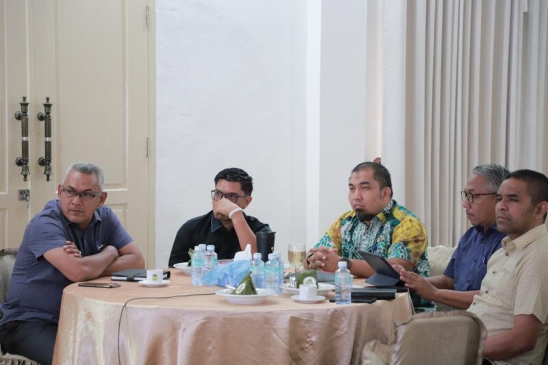 Penjabat Bupati Aceh Besar Muhammad iswanto SSTP MM, Aceh Besar mengikuti rapat Koordinasi Pilkada Serentak bersama Menteri Dalam Negeri RI secara virtual dari Meuligoe Bupati Aceh Besar di Kota Jantho, Kamis(20/06/2024).