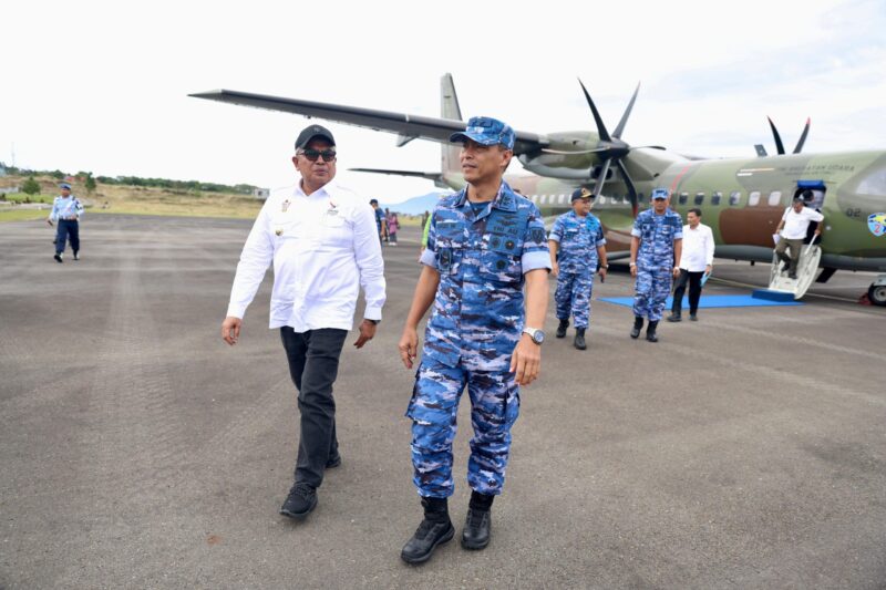 Penjabat Gubernur Aceh, Bustami, SE, M.Si., bersama Ketua Harian FASI, Marsda TNI Adi Wijaya S.Sos., disambut Sekda serta Forkopimda Bener Meriah saat mendarat di Badara Rembele dalam rangka meninjau Veneu Gantole untuk pertandingan PON XXI/2024 Aceh-Sumut, Kamis, 27/6/2024