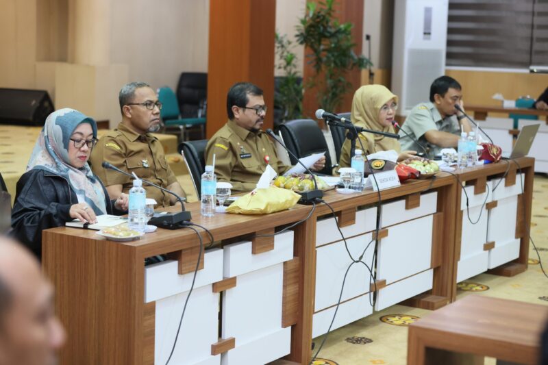 Sekda Aceh Azwardi membuka acara Percepatan Penyelesaian Kegiatan Optimasi Lahan Rawa, Pompanisasi dan Tumpang Sisip Padi Gogo di ruang serbaguna Kantor Gubernur Aceh, Senin 1 Juli 2024.