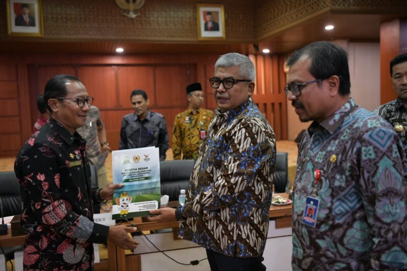 Pj. Gubernur Aceh, Bustami. SE. M. Si didampingi Pj. Sekda Aceh, Azwardi AP menyerahkan Surat Keputusan (SK) Panitia Besar Pekan Olah Raga Nasional (PB-PON) XXI Aceh-Sumut Tahun 2024 Wilayah Aceh, di Gedung Serbaguna Setda Aceh, Kantor Gubernur Aceh, Kamis, 04/07/2024.
Jam. 10.00 sd 12.00