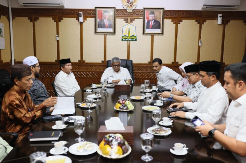 Pj Gubernur Aceh Bustami Menerima Audiensi Pimpinan MPU Aceh di Ruang kerja Gubernur Aceh , Jumat 5 /7/2024.