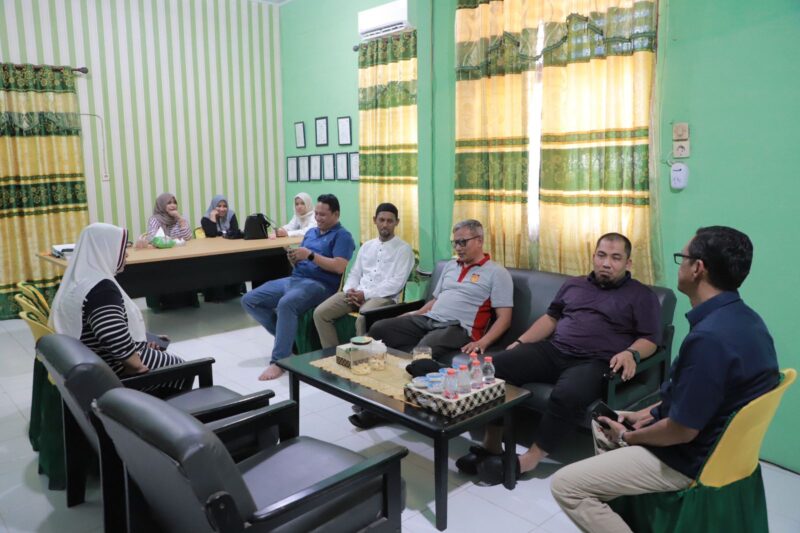 Pj Bupati Aceh Besar Muhammad Iswanto S.STP, MM saat mengunjungi pemondokan kontingen atlet Popda Aceh Besar yang berada di SMK Negeri 1 IDI, Aceh Timur, Sabtu (6/7/2024) sore.
FOTO/ PROKOPIM PEMKAB ACEH BESAR