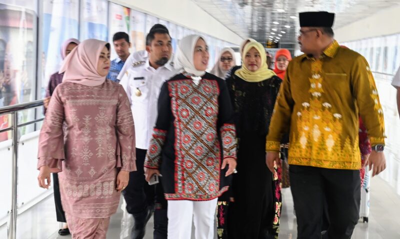 Pj Gubernur Aceh Dr. H. Safrizal ZA, M.Si bersama Pj Bupati Aceh Besar, Muhammad Iswanto S.STP, MM melepas kepulangan Ketua TP-PKK Pusat, Ny Tri Tito Karnavian beserta rombongan di VIP Room Bandara Internasional SIM, Blang Bintang, Aceh Besar, Rabu (2/10/2024).