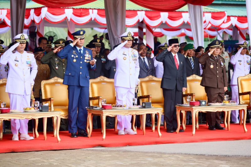 Plh Sekda Aceh Azwardi mengikuti Upacara Peringatan HUT Ke-79 TNI Tahun 2024, di lapangan Blang Padang , Sabtu 05/10/2024.