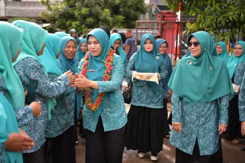 Penjabat Ketua Tim Penggerak PKK Aceh, Hj. Safriati, melakukan Pembinaan dan Penilaian Gampong Mawaddah Warahmah (Gammawar), di Gampong Pusong Baro Kecamatan Banda Sakti Kota Lhokseumawe, Sabtu, (5/10/2024).