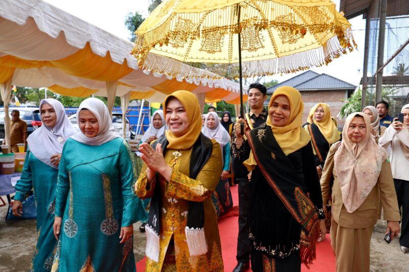 PJ Ketua Dekranasda Aceh, Hj. Sayfriati, S.Si, M.Si, didampingi PJ Ketua Dekranasda Banda Aceh, Yekku Yasmin, S.Si, M.Si, melaksanakan pembinaan dan penilaian Desa Kerajinan Tinggkat Provinsi Aceh Tahun 2024, di Gampong Pango Deah, Ulee Kareng, Banda Aceh, Senin, 07/10/2024.