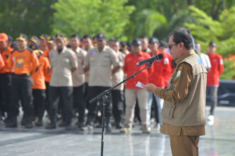 Plh. Sekda Aceh, Azwardi AP Menjadi Inspektur Upacara Kesiapsiagaan dan Gelar Pasukan Peringatan Bulan Pengurangan Risiko Bencana (PRB) Tahun 2024 di Halaman Balai Meuseuraya Aceh, Banda Aceh, Selasa, 08/10/2024.