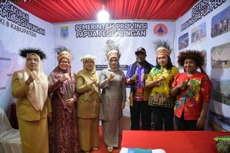 Pj. Ketua TP-PKK Aceh, Safriati mengunjungi Pameran UMKM Pada Peringatan Bulan Pengurangan Resiko Bencana (PRB) Tahun 2024 di Balai Meuseuraya Aceh, Selasa, 08/10/2024.