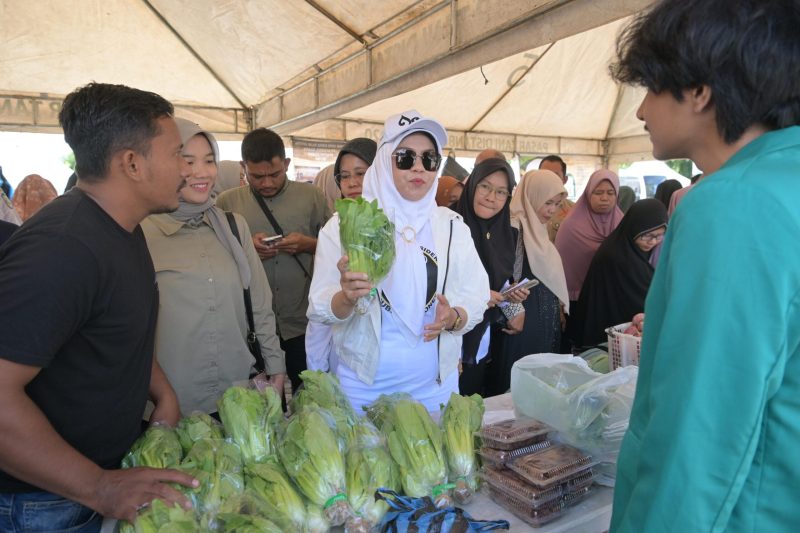 Penjabat Ketua Tim Penggerak PKK Aceh, Hj. Safriati, melakukan kunjungan ke Pasar Tani Distanbun Aceh di Lampineng, Rabu 09/10/224.