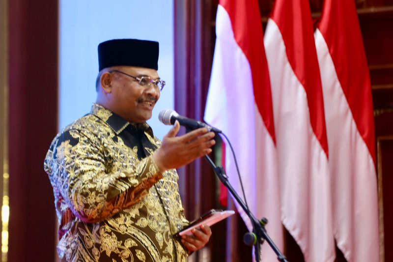 Banda Aceh - Penjabat Gubernur Aceh Dr H Safrizal ZA M Si, menyampaikan sambutan pada Gala Dinner menyambut Puncak Kegiatan Bulan Pengurangan Risiko Bencana 2024, di Anjong Mon Mata komplek Meuligoe Gubernur Aceh, Rabu (09/10/2024).