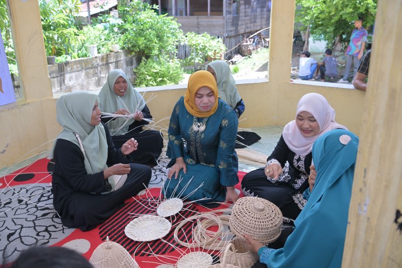 Penjabat Ketua Dewan Kerajinan Nasional Daerah (Dekranasda) Aceh, Safriati, bersama Pj Ketua Dekranasda Aceh Besar Cut Rezky Handayani mengunjungi Balee Lapan Sagoe, tempat pengrajin rotan beraktifitas di Gampong Kueh, Lhoknga, Aceh Besar dalam rangka Pembinaan dan Penilaian Desa Kerajinan, Kamis 10 Oktober 2024.