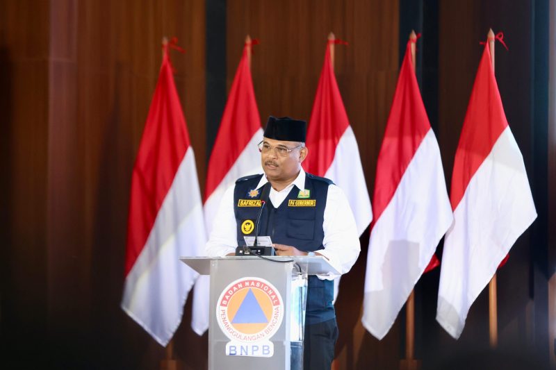 BANDA ACEH – Penjabat Gubernur Aceh Dr H Sadrizal ZA M Si, menyampaikan sambutan pada puncak peringatan Bulan Pengurangan Risiko Bencana (PRB) 2024, di Balee Meuseuraya Aceh, Kamis (10/10/2024).