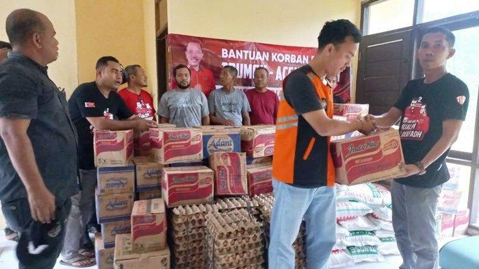 Anggota DPRA, T Heri Suhadi SP atau lebih dikenal Abu Heri melalui relawannya menyalurkan bantuan untuk korban banjir di Trumon, Aceh Selatan, Kamis (17/10/2024).