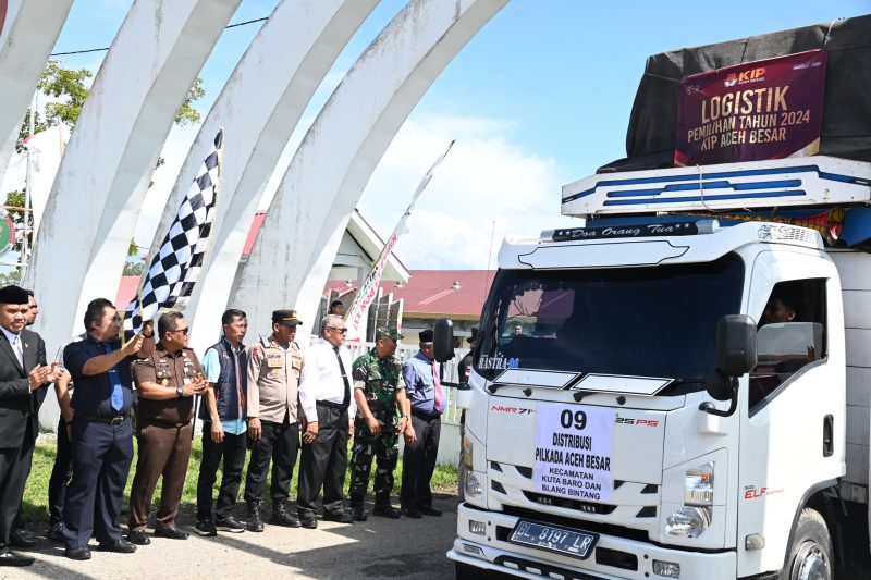 Pj Bupati Aceh Besar Muhammad Iswanto, S.STP MM mengangkat bendera pelepasan logistik pemilihan Gubernur/Wakil Gubernur dan Bupati/Wakil Bupati se Kabupaten Aceh Besar di Komplek JSC Kota Janto Aceh Besar, Senin (25/11/2024).