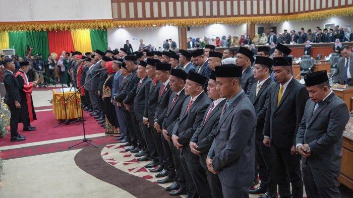 Ketua PT Banda Aceh, Suharjono melakukan pengambilan sumpah jabatan terhadap 76 anggota DPRA, Senin (30/09/2024).