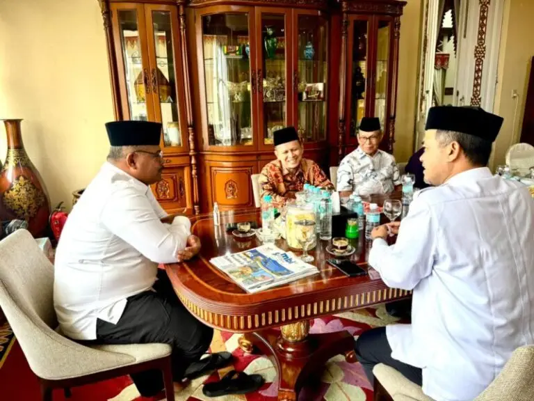 Penjabat Gubernur Aceh, Dr. H. Safrizal ZA, M.Si, menerima audiensi Pimpinan Wilayah Dewan Mesjid Indonesia (DMI) Aceh, terkait rencana Musyawarah Wilayah (muswil) ke III di Pendopo Gubernur Aceh, rabu, (8/1/2025).