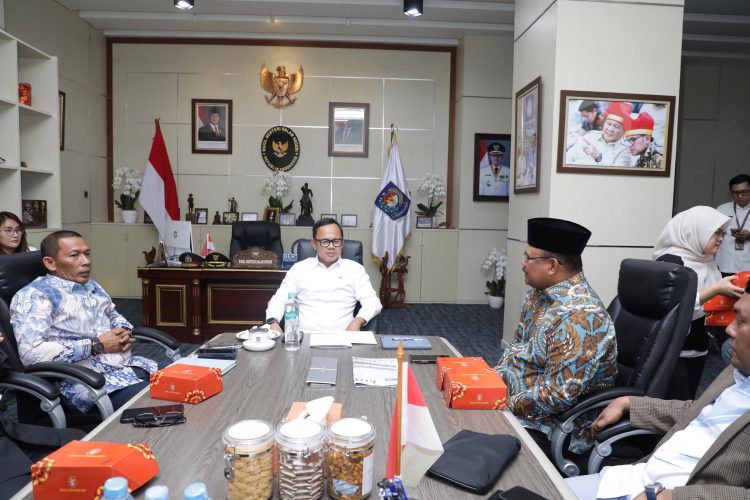 Penjabat Gubernur Aceh, Dr. H. Safrizal ZA, M.Si dan Ketua DPR Aceh, Zulfadli A.Md bersama pimpinan DPRA melakukan audiensi dengan Wakil Menteri (Wamen), Bima Arya Sugiarto di ruang kerja Gedung B Kementerian Dalam Negeri, Jakarta, Rabu, 15 Januari 2025.