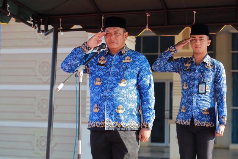 Pj Bupati Aceh Besar Muhammad Iswanto SSTP MM yang diwakili Plt Sekdakab Aceh Besar, Bahrul Jamil SSos MSi bertindak selaku Pembina Apel Gabungan Organisasi Perangkat Daerah (OPD) di halaman Kantor Bupati Aceh Besar, Kota Jantho, Senin (20/01/2025).