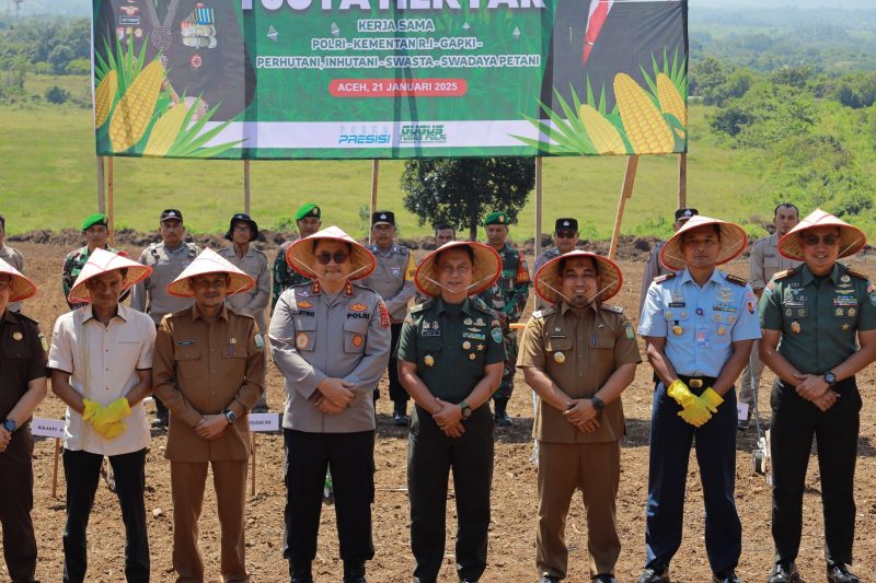 Pj Bupati Aceh Besar Muhammad Iswanto SSTP MM foto bersama usai melakukan penanaman jagung program ketahanan pangan bersama Kapolda Aceh Irjen Achmad Kartiko SIK MH di gampong Iboih Tanjong, Kecamatan Seulimeum, Kabupaten Aceh Besar, Selasa 21 Januari 2025.