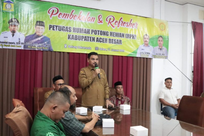 Kadis Pertanian Aceh Besar Jakfar SP MSi membuka secara resmi kegiatan pembekalan dan Refresher kepada petugas rumah potong hewan (RPH), yang berlangsung di Dekranasda Gp Gani, Kecamatan Ingin Jaya, Aceh Besar, Selasa (21/01/2025).