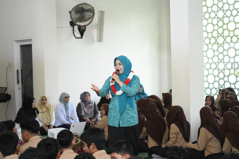 Penjabat Ketua Tim Penggerak PKK Aceh, Hj. Safriati, S.Si, M.Si, menggelar sosialisasi pencegahan Seks bebas dan kenakalan bagi remaja di Sekolah SMA 1 Banda Aceh, rabu, (22/01/2025).