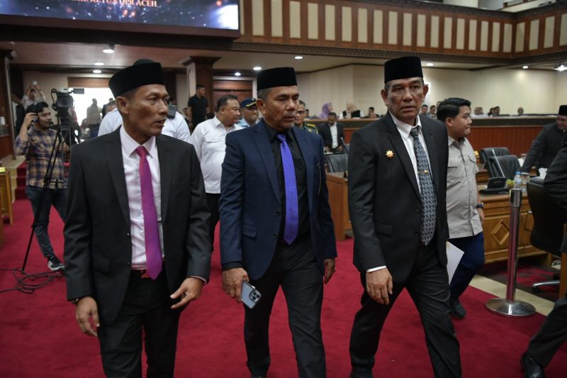 Pelaksana Tugas Sekda Aceh, Muhammad Diwarsyah, menghadiri paripurna Dewan Perwakilan Rakyat Aceh, di gedung DPR Aceh, Rabu 22/01/2025. Paripurna itu dengan agenda Pembahasan dan penetapan Qanun DPR Aceh tentang
Tata Tertib DPR Aceh, Usul Penetapan  Calon Pimpinan DPRA Definitif Fraksi Golkar.