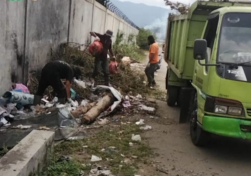 Petugas Dinas Lingkungan Hidup (DLH) Aceh Besar melakukan penyisiran tumpukan sampah liar yang berada dibelakang Stadion Harapan Bangsa, Darul Imarah, Aceh Besar Kamis (23/01/2025).