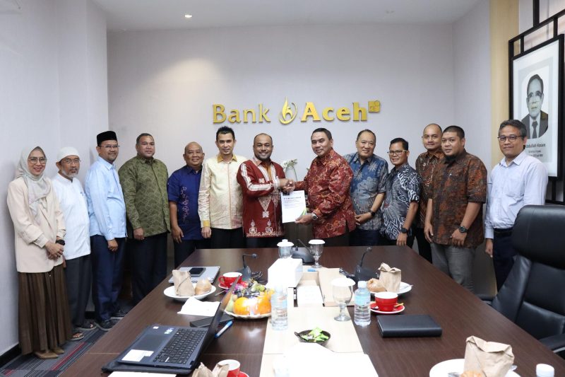 Penyerahan Laporan Hasil Audir Kantor Akuntan Publik yang diserahkan langsung oleh Padri Achyarsyah 
Signing Partner KAP Heliantono & Rekan dan diterima oleh Plt. Dirut Bank Aceh, Fadhil Ilyas.