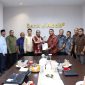 Penyerahan Laporan Hasil Audir Kantor Akuntan Publik yang diserahkan langsung oleh Padri Achyarsyah 
Signing Partner KAP Heliantono & Rekan dan diterima oleh Plt. Dirut Bank Aceh, Fadhil Ilyas.