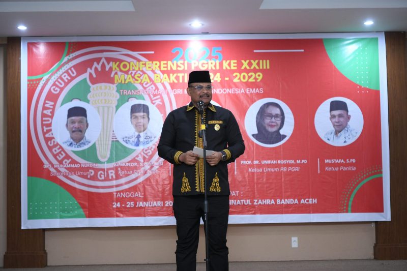 Penjabat Gubernur Aceh Dr H Safrizal ZA M.Si memberi sambutan pada Konferensi XXIII Persatuan Guru Republik Indonesia (PGRI) Aceh Masa Bakti 2024-2029 di Banda Aceh, Jum’at malam (24/01/2025).