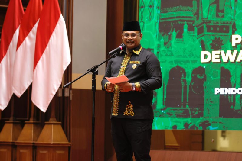 Pj Gubernur Aceh Safrizal menyampaikan sambutan pada Pelantikan prima dewan masjid indonesia provinsi Aceh, di Anjong  mon mata , Jumat Malam 24/01/2025.