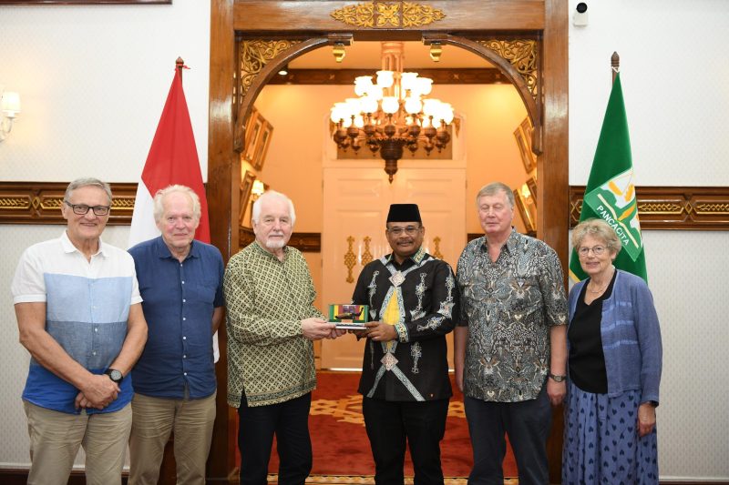 Banda Aceh- Pj Gubernur Aceh Dr H Safrizal ZA M Si, menerima kunjungan sejumlah mantan relawan Norwegia Red Cross, di ruang tengah Meuligoe Gubernur Aceh, Selasa (28/01/2025).