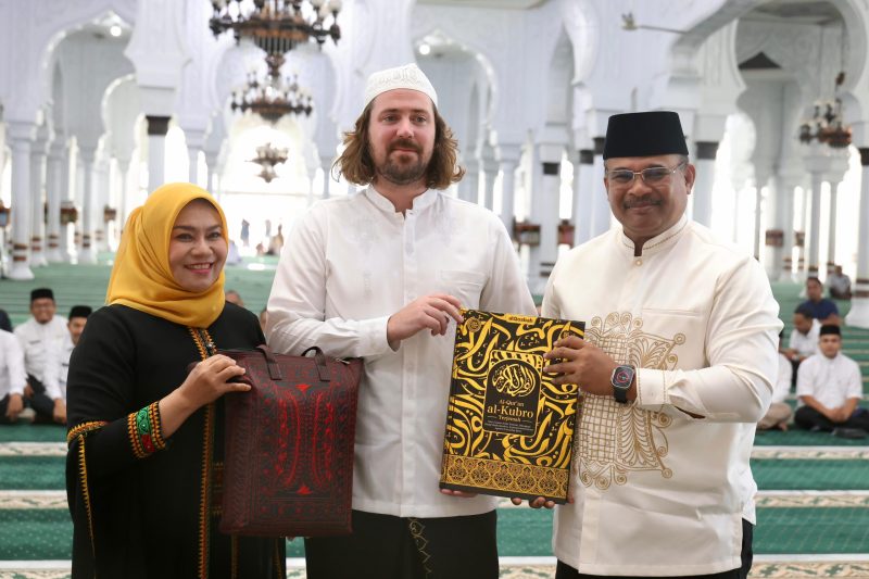 Penjabat Gubernur Aceh, Dr. H. Safrizal ZA, M.Si, menghadiri pensyahadatan William Robert Mackay (29), di Masjid Raya Baiturrahman, Jumat 31/01/2025. Usai mengucapkan dua kalimat syahadat, pria asal Attadale, Australia, ini mengganti namanya menjadi Muhammad Wildan.