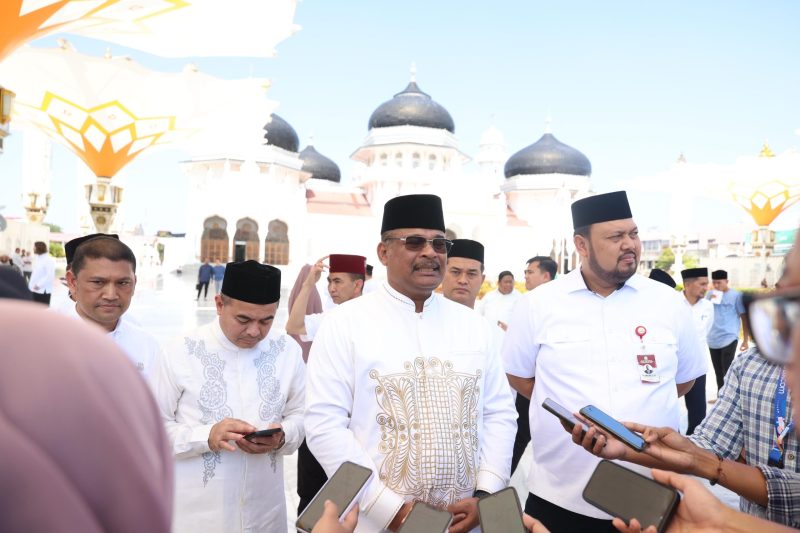 Penjabat Gubernur Aceh, Dr. H. Safrizal ZA, M.Si, meresmikan rehabilitasi enam payung elektrik dan lantai halaman Masjid Raya Baiturrahman, Banda Aceh, Jumat 31 Januari 2025. Perbaikan ini menjadi bagian dari upaya menjaga ikon kebanggaan Aceh yang tidak hanya berfungsi sebagai tempat ibadah, tetapi juga sebagai destinasi wisata religi dan cagar budaya.