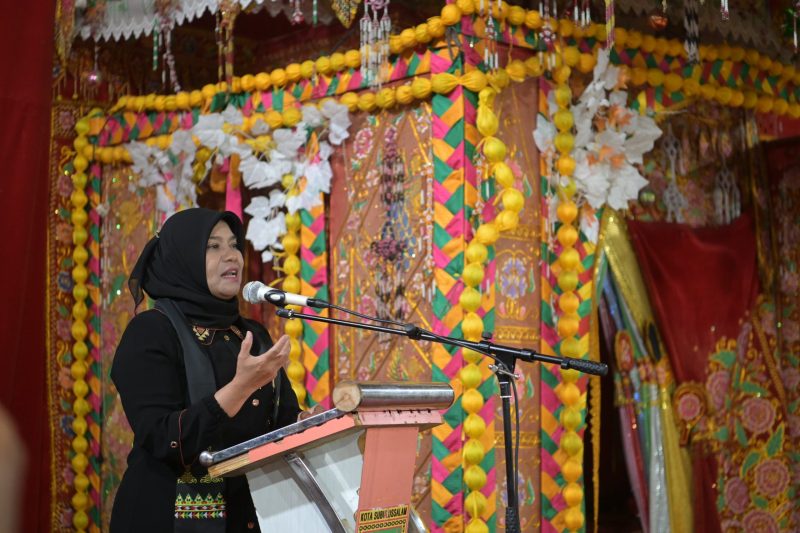 Subulussalam- Pj Ketua TP PKK Aceh Safriati, didampingi Plt Ketua Dharma Wanita Persatuan Aceh Sukmawati, bersilaturrahmi dengan Pj Ketua TP PKK Subulussalam Siti Nahziah, serta jajaran pengurus Dekranasda, Bunda PAUD, Bunda Literasi, Forikan dan Pembina Posyandu Subulussalam di Aula Pendopo setempat, Selasa (04/02/2025) malam.