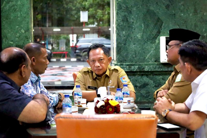 Keterangan Foto: Pejabat Gubernur (Pj) Aceh, Dr. H. Safrizal ZA, M.Si didampingi Plt. Sekretaris Daerah Aceh (Sekda), Drs. Muhammad Diwarsyah, M.Si serta Ketua DPR Aceh, Zulfadli melakukan pertemuan dengan Menteri dalam Negeri, Muhammad Tito Karnavian, di Gedung A Kemendagri, Jakarta Pusat, Selasa, 4 Februari 2025.