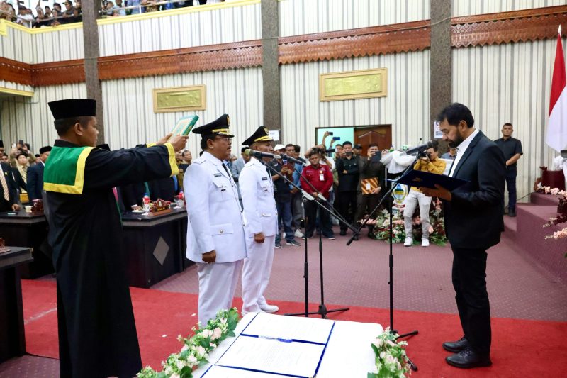 Gubernur Aceh Muzakir Manaf, mengambil sumpah jabatan dan melantik H. Safriadi Oyon, S.H sebagai Bupati Aceh Singkil, H. hamzah Sulaiman, S.H sebagai Wakil Bupati Aceh Singkil periode 2025-2030, pada Rapat Paripurna DPRK Aceh Singkil , di Gedung DPRK Aceh Singkil, Sabtu, (14/02/2025).