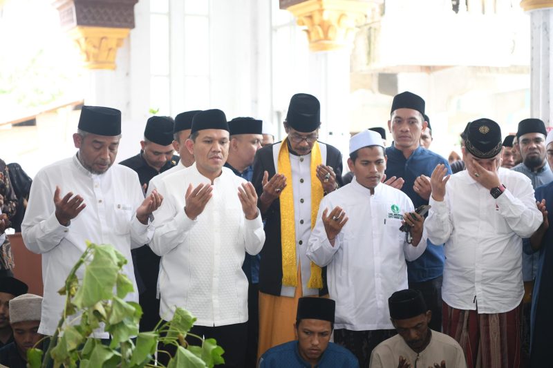 Wakil Gubernur Aceh, Fadhlullah, SE bersama Ketua MPU Aceh Lem Faisal dan sejumlah kepala SKPA menziarahi makam ulama kharismatik Aceh, Abu H. Usman bin Ali (Abu Kuta Krueng) di Pondok Pesantren Dayah Darul Munawwarah Kuta Krueng, Pidie Jaya, pada Minggu (16/02/2025).