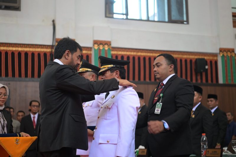 Gubernur Aceh Muzakir Manaf, mengambil sumpah jabatan dan melantik Suhaidi,S.Pd.M.Si sebagai Bupati Gayo Lues dan H. Maliki, SE. M.A.P sebagai Wakil Bupati Gayo Lues periode 2025-2030, pada Rapat Paripurna DPRK Gayo Lues, di Gedung DPRK Gayo Lues, Minggu, (16/02/2025).