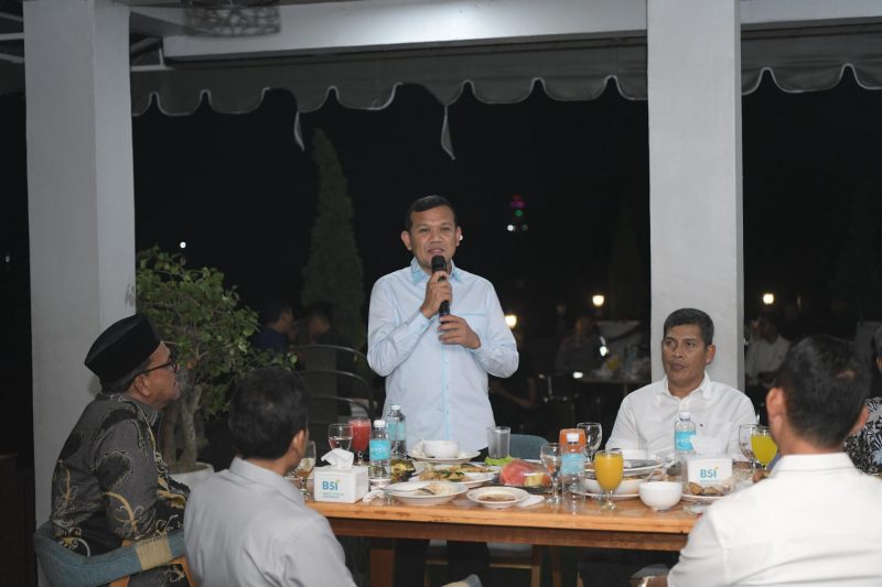 Wakil Gubernur Aceh, Fadhlullah, berdiskusi bersama Forum Koordinasi Pimpinan Daerah (Forkopimda) Aceh  dalam pertemuan silaturahmi perdana yang dipimpinnya sebagai Wakil Gubernur Aceh, Minggu malam (16/02/25).