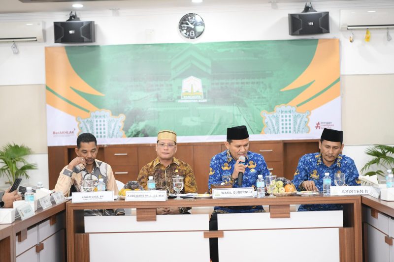 Wakil Gubernur Aceh, Fadhlullah, menyambut kunjungan kerja Komite II Dewan Perwakilan Daerah (DPD) RI ke Aceh dalam rangka pengawasan atas pelaksanaan Undang-Undang Nomor 22 Tahun 2001 tentang Minyak dan Gas Bumi, di Kantor Gubernur Aceh, Senin (17/02/2025).