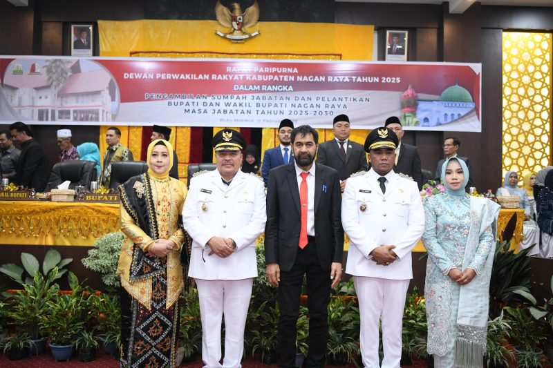 Gubernur Aceh Muzakir Manaf, mengambil sumpah jabatan dan melantik DR. Teuku Raja Keumangan S.H. M.H sebagai Bupati Nagan Raya, Raja Sayang, sebagai Wakil Bupati Nagan Raya periode 2025-2030, pada Rapat Paripurna DPRK Nagan Raya , di Gedung DPRK Nagan Raya, Rabu, (19/02/2025).