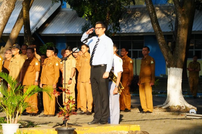 Kepala Dinas Pendidikan Aceh, Bapak Marthubis, S.T., D.E.A, memberikan motivasi kepada siswa SMK 1, 2, dan 3 Banda Aceh dalam upacada bendera yang berlangsung pada Senin,03 Februari 2025