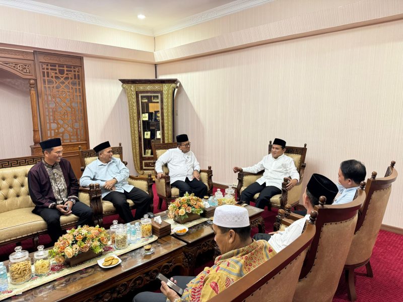 Wakil Gubernur Aceh, Fadhlullah SE, menyambut kunjungan audiensi Direktur Jenderal Penyelenggara Haji dan Umrah (Dirjen PHU) Kementerian Agama Republik Indonesia, Hilman Latief, beserta rombongan di Pendopo Wakil Gubernur Aceh, Banda Aceh, Rabu (05/03/2025).