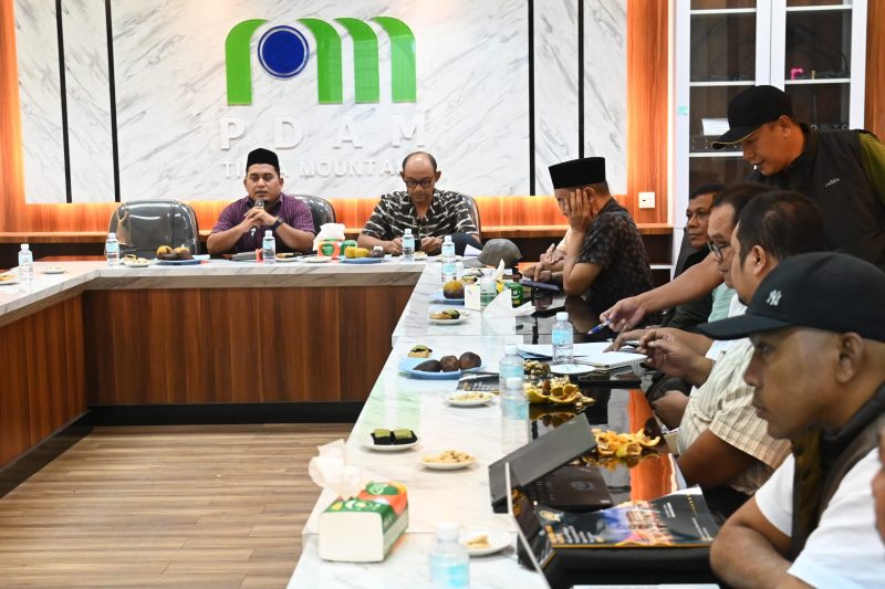 Ketua Pansus DPRK Aceh Besar Rahmad Aulia, S.Pdi memimpin Rapat Panitia Khusus DPRK Aceh Besar dengan Agenda Pembahasan LKPJ Tahun 2024 di Ruang Rapat PDAM Tirta Mountala, Kecamatan Ingin Jaya, Aceh Besar, Sabtu (08/03/2025) malam.